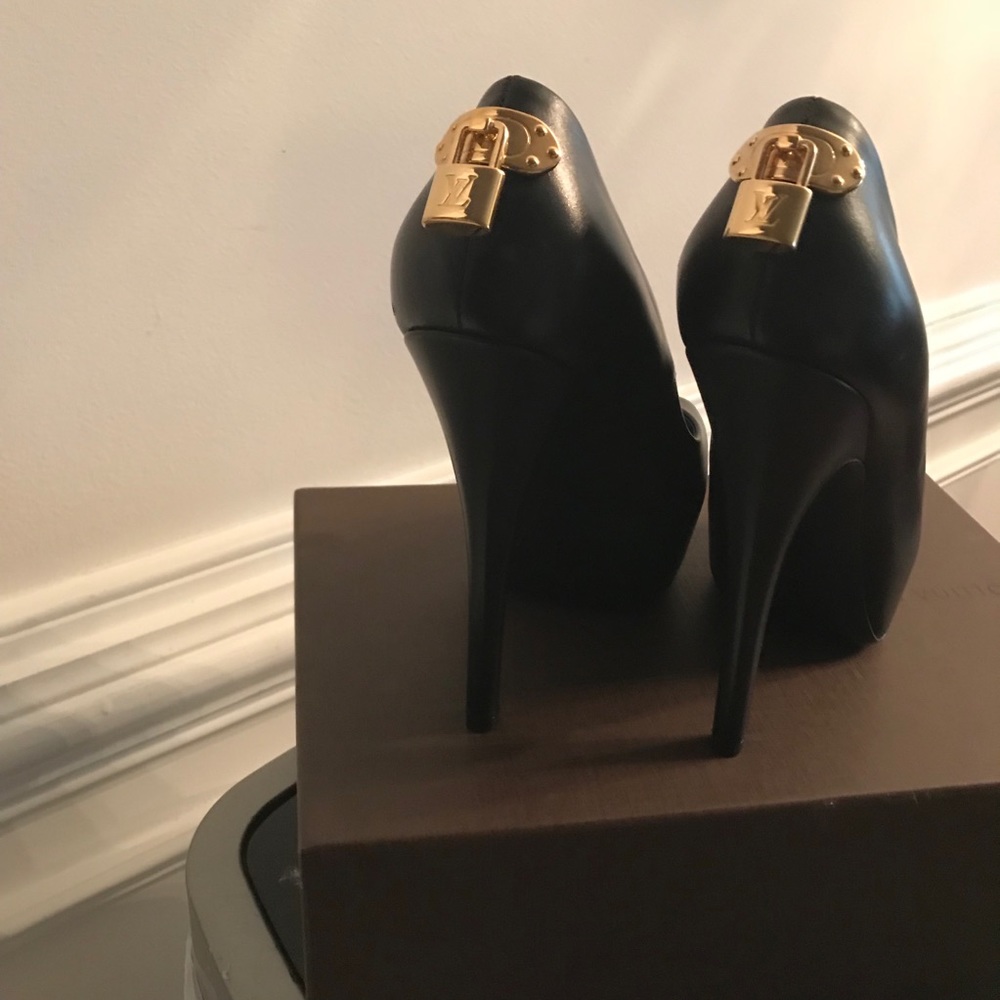 AUTHENTIC BLK LEATHER LOUIS VUITTON PEEP TOE
